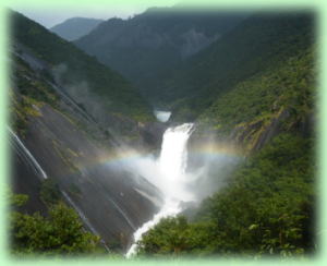 千尋の滝と虹の写真