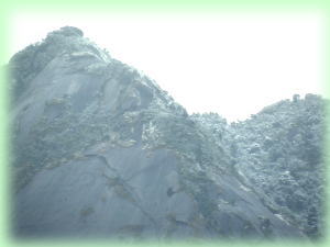 雪が積もったモッチョム岳写真